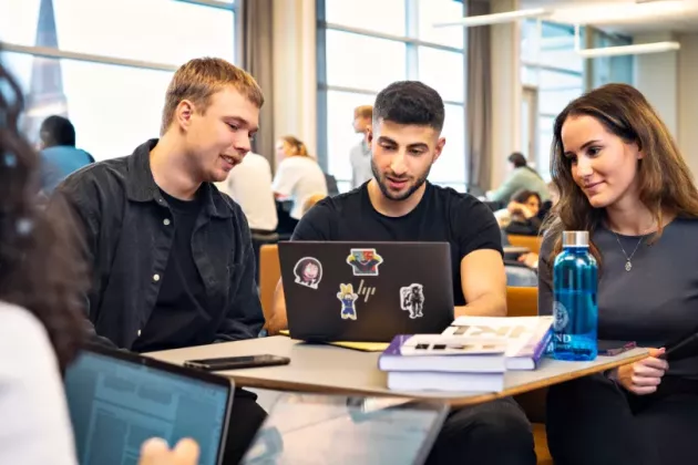 Studenter som samtalar vid ett bord