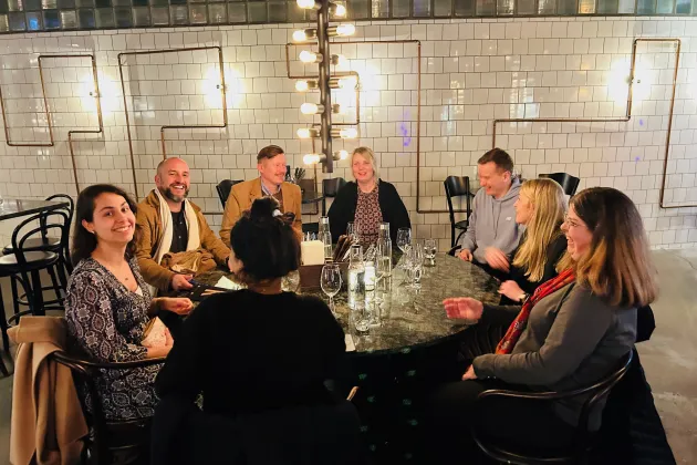 deltagare från kursen äter avslutningsmiddag tillsammans