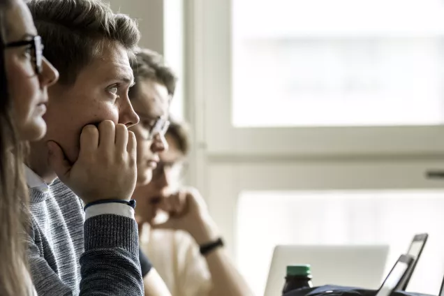 Studenter sedda från sidan i profil